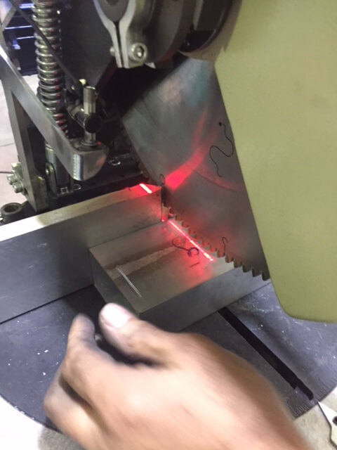 Sierra de ingletes para corte de perfiles de aluminio con sistema láser